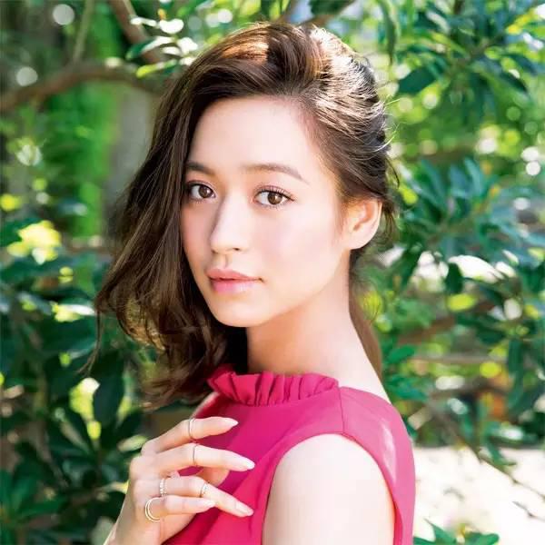短发、马尾、丸子头、鱼骨辫、侧编发各种惹眼中长发烫v短发图片2015女图片