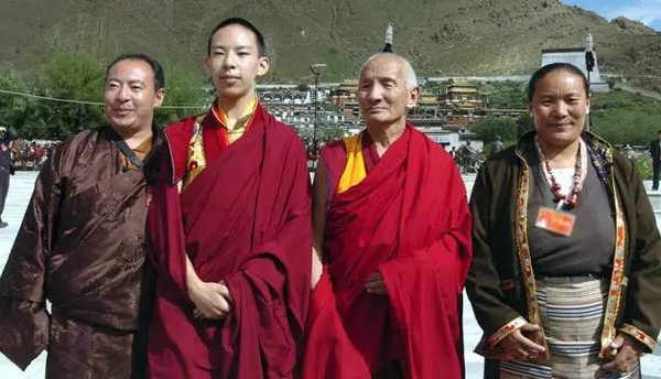 班禅大师在扎什伦布寺民主管理委员会主任喇嘛次仁,经师加羊加措的