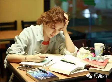 她以一身上围爆乳洋装亮相，变形金刚1的主题曲
