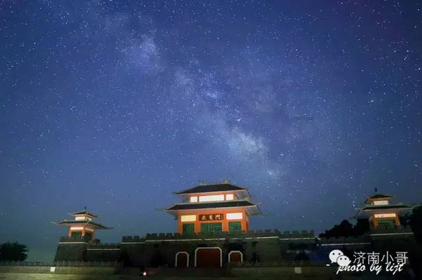 孤城伴着星辰,魔幻感十足 夜幕降临时,如果你在济南七星台会被星空