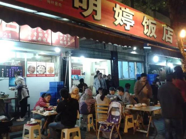 成都的苍蝇馆子也算是神奇的存在,环境差,位置难找,但是只要好吃