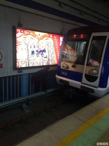 北京地铁二号线有人跳下撞车 目前生死不明