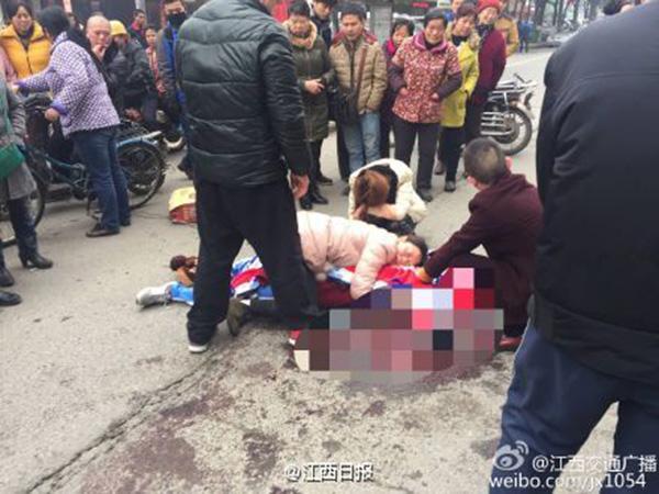 南昌城管执法车撞死中学生 同学称从身上压过