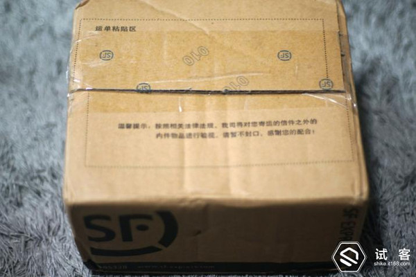一划开,手机包装严严实实的包裹着防撞膜