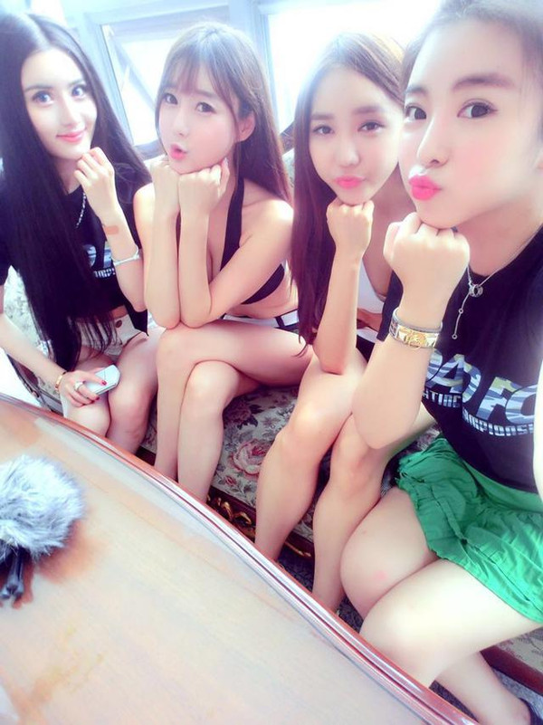 ufc最年轻举牌女郎美腿性感眼神清纯