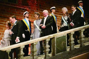 瑞典王室成员伴随一些诺奖获得者进入晚宴大厅。尔奖<strong></strong>