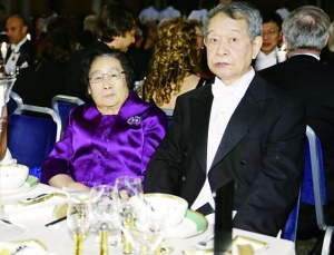 屠呦呦（左）和丈夫李廷钊出席2015年诺贝尔奖晚宴。