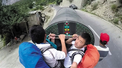 8月18日，在巴基斯坦第一个风景区hunza，与巴基斯坦人一起坐“挂票”下山。