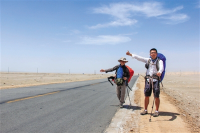 7月27日，李振与旅伴在青海的公路上搭车准备去若羌。