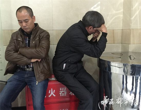 记者昨天下午获悉,备受社会关注的“复旦大学医学院学生投毒案”的被告林森浩已被依法执行死刑。昨天上午,林森浩的父亲林尊耀与儿子进行了最后的会面。林尊耀直到此刻,依然在追问林森浩投毒的细节。