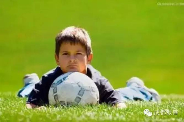男孩的最好方法,就是让爸爸带着他去踢足球!