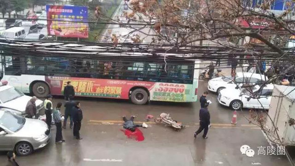 高陵一女子被撞当场身亡,现场惨不忍睹