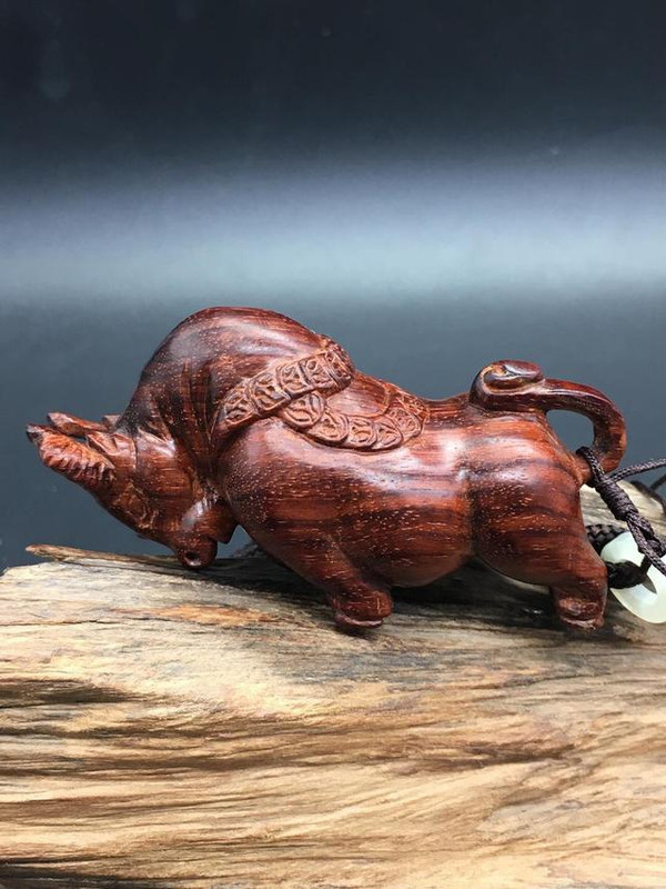 印度小叶紫檀老料做的牛转乾坤,修改运势,手工雕刻,造型霸气,让人细化