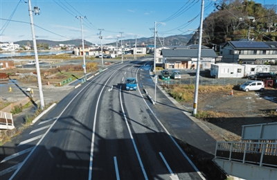 2015年11月27日，同一地点，被毁坏的房屋已被拆除，新建少量房屋，道路焕然一新。