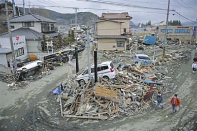 2011年3月15日，日本宫城县女川町街头海啸后的废墟。