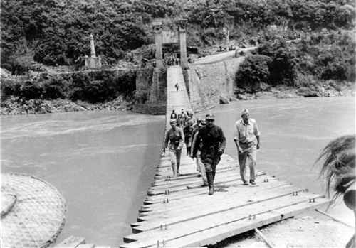 1944年7月8日，卫立煌将军视察怒江西岸后返回。（资料照片）