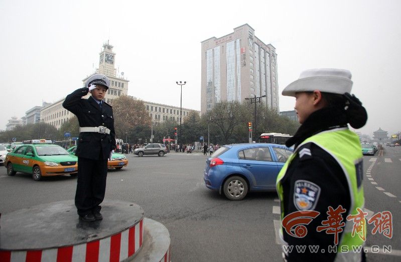 “感觉很好，很帅!”12日下午1时13分，从西安市西华门十字交警岗台下来的11岁小学生徐锐奇，依然按捺不住内心的激动，因为交警莲湖大队民警刚刚圆了他站上岗台的梦想。