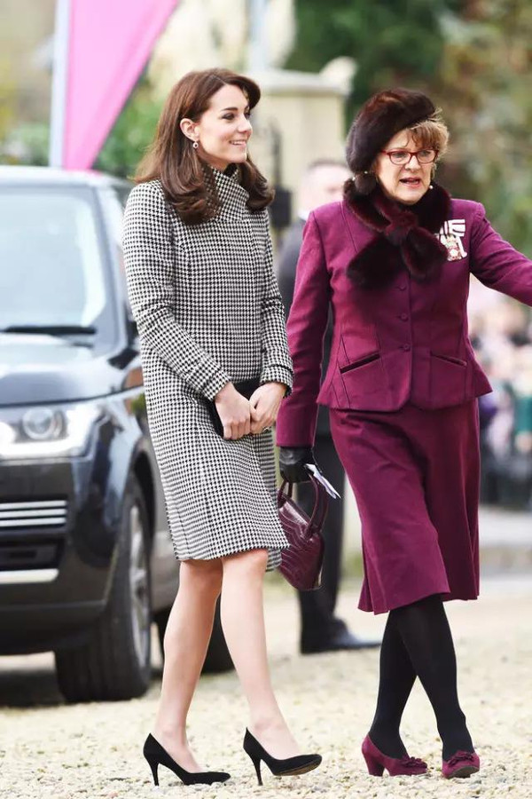 Kate Middleton只用一件千鸟格大衣与高跟鞋就穿出了 ...