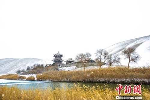 12月12日甘肃敦煌迎降雪天气,图为当地著名旅游景点鸣沙山月牙泉一片