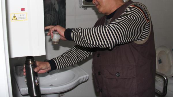 江苏回应捐赠净水机要收上千元：系安装费材料费