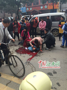江西一学生被城管执法车碾死：肇事者停职被拘