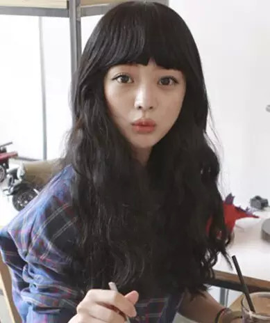 披散的黑色自然长发烫成了蛋卷头,搭配三七分的刘海之余还散发出浓浓
