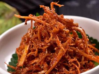 在炒锅中放入食用油烧热,然后将切好的牛板筋放入锅中,翻炒两三下