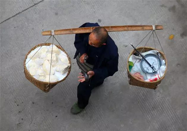 叮叮糖 老昆明人小时候最爱的小零嘴,每次听见挑担子的小贩用小