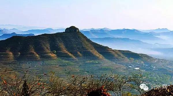 位于沂水县夏蔚镇北,海拔617米,面积1平方公里.因有姜氏居此而得名.