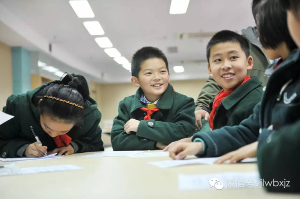 题目2 关于小小数学家大会 小记者:我传闻学校顿时要组织院士杯小小数学家大会,您能谈谈这个勾当吗? 朱校长:这是一个面临全市的数学勾当,客岁已经举行过第一届了,近千人介入。本年的勾当将在12月20日进行,报绅士数已高出1600人。学校会约请知名数学专家以互动情势,与同窗们共享当今数学的前沿趣知,播下数学的种子。 数学探秘勾当和数学游艺城堡勾当以探讨数学进修的进程、故事浏览、猜谜、思维急转弯、接头辨析等方法和门生们一路相识古今中外风趣的数学家的故事、数学趣题、数学意料和数学史料。 小记者:您是数