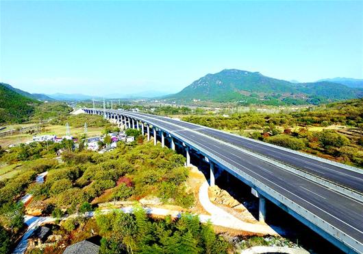 湖北日报讯 图为:麻武高速公路静候通车.