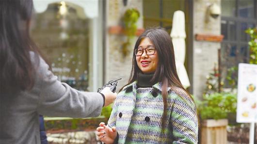 图文:服务改善明显细节仍可提升楚天金报讯图为:暗访组在街头随机采访
