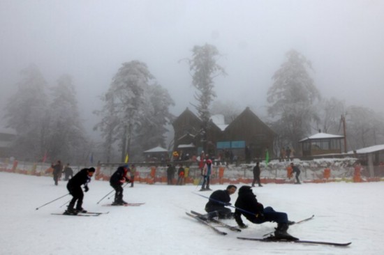 据介绍,峨眉山滑雪场位于金顶景区雷洞坪处,是陡峭山峰中难得的一处