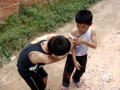 小男孩在学校打架,妈妈的处理方式令人敬佩!