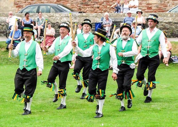 英国有很多独特的传统活动:cheese rolling(滚芝士),威尔士沼泽潜泳