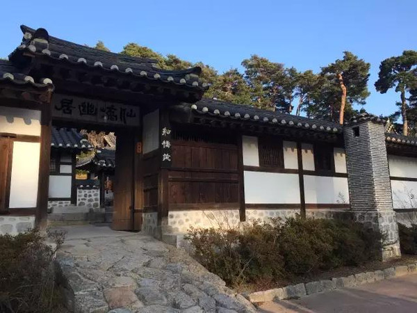 乌竹轩是女主角申师任堂出生的地方,现在变成景点供游人参观,其中的