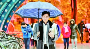 他是一名有清华大学博士后学历的历史老师;他穿风衣,围围巾,颜值爆表;他上课讲热门影视剧……这不是《来自星星的你》中的都教授,这是西南大学历史学院历史教师——鹏宇,被学生们戏称为来自星星的历史老师。在他的课上,《盗墓笔记》《芈月传》被当成教材,布置的作业要做成“竹简”。