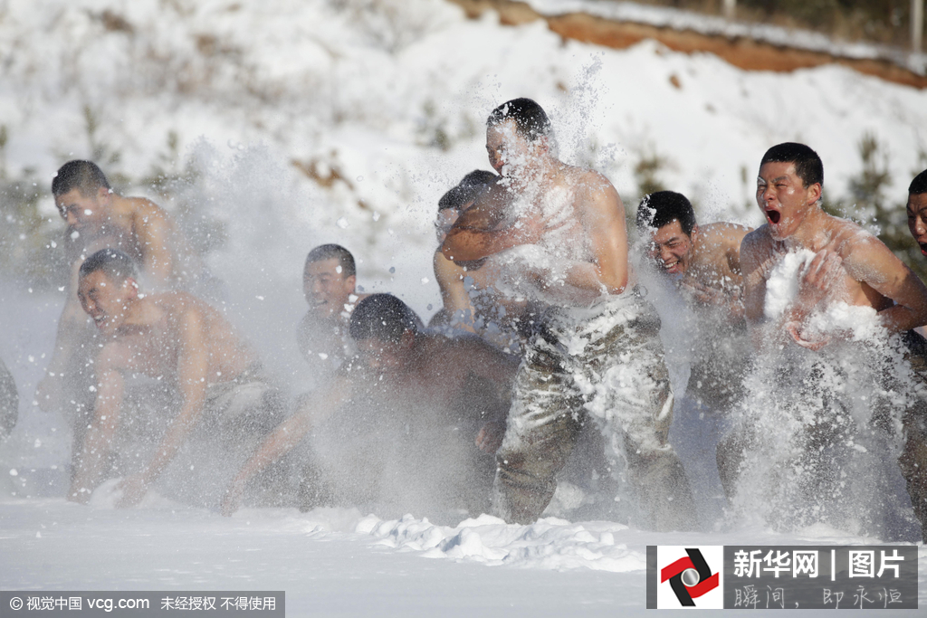 12月15日，黑龙江省军区某边防团机动步兵连官兵冒着零下26度严寒气温进行赤膊雪浴抗严寒训练。视觉中国供图