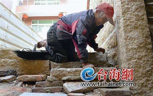 厦门8旬白叟四肢着地走路住烧毁食堂 儿子一家失联