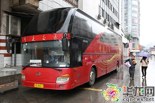 菜园坝,重庆到成都的大巴车. 记者 刘嵩 摄
