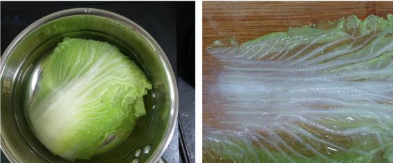 白菜去老叶选择形状完整的大片叶子4片 洗净放入开水中煮软,放凉后