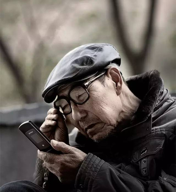 杭州一老人去修手机,年轻女店员打开一看,被惊