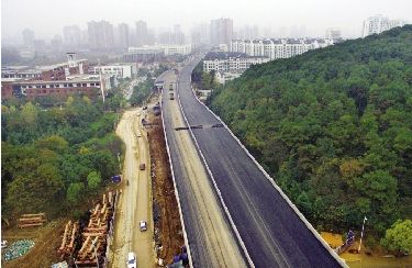 昨日,喻家湖北路至团山隧道入口处大部分路面已刷黑.