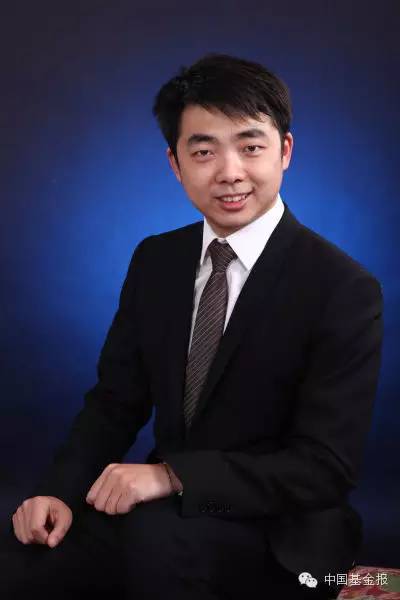 2013年成长股大幅走牛,虽然上证综指当年下跌6.75%,但创业板指数暴涨82.73%,轰轰烈烈的成长股牛市开启。在那一年,一批善于接受新事物、对新兴产业研究较为擅长的新生代基金经理登上历史舞台,其中,中邮创业基金的任泽松管理的中邮战略新兴产业基金以80.38%的收益率夺得年度冠军。