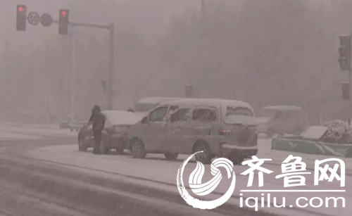 烟台&quot;晴天秒变大雪&quot; 事故频发警车被挤成铁片(图)