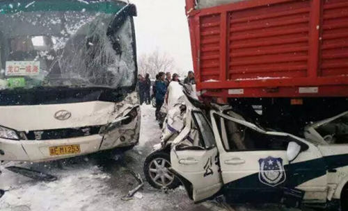 烟台&quot;晴天秒变大雪&quot; 事故频发警车被挤成铁片(图)