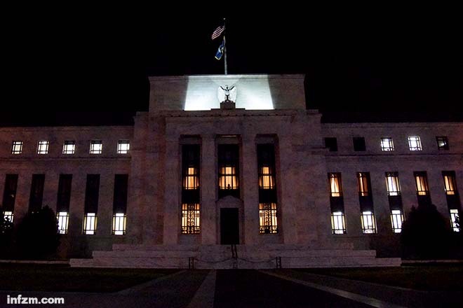这是12月16日在美国华盛顿拍摄的美联储总部夜景。 （新华社记者 鲍丹丹/图）