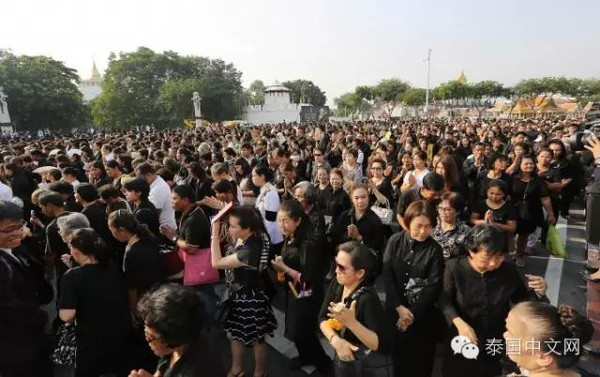 最近为什么泰国老百姓都穿黑色衣服?