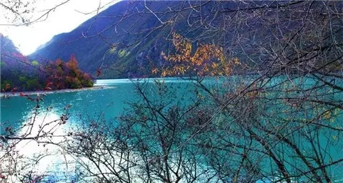 旅游 正文 巴松措又名错高湖,藏语中是"绿色的水"的意思,湖面海拔3700