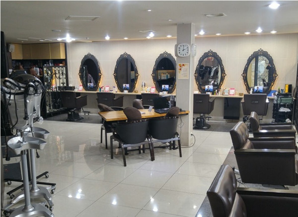 推荐一家造型时尚的韩国理发店_首尔梨大美发街